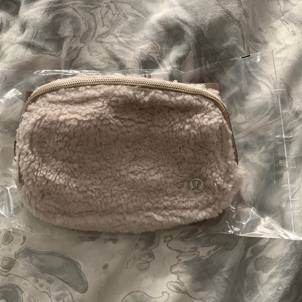 NWT Lululemon Everywhere Fleece Belt Bag